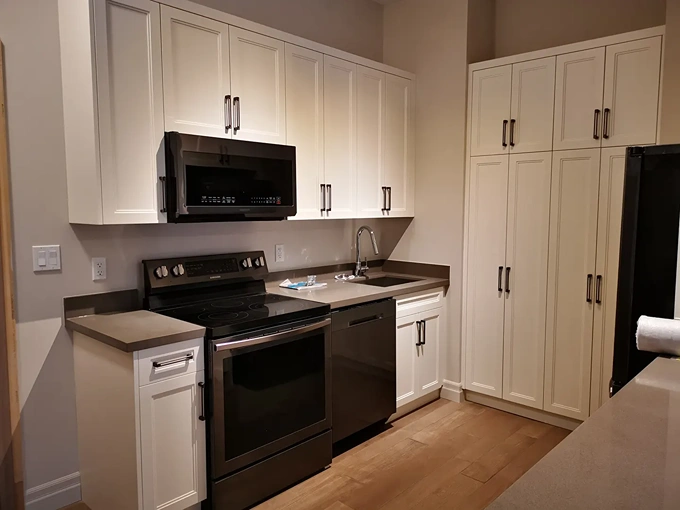 white shaker kitchen cabinets for apartment project
